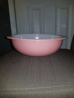 Vintage Pyrex Mixing bowl.. Med size Coral color.. Great condition!