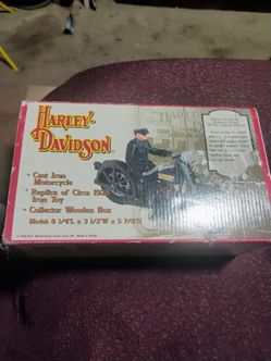 Harley Davidson Cast Iron Red Motorcycle Replica of 1928 in Collector Wood Box