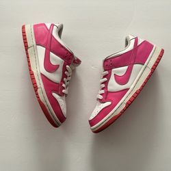 Nike Dunk Low Laser Fuchsia (GS) size 5.5y
