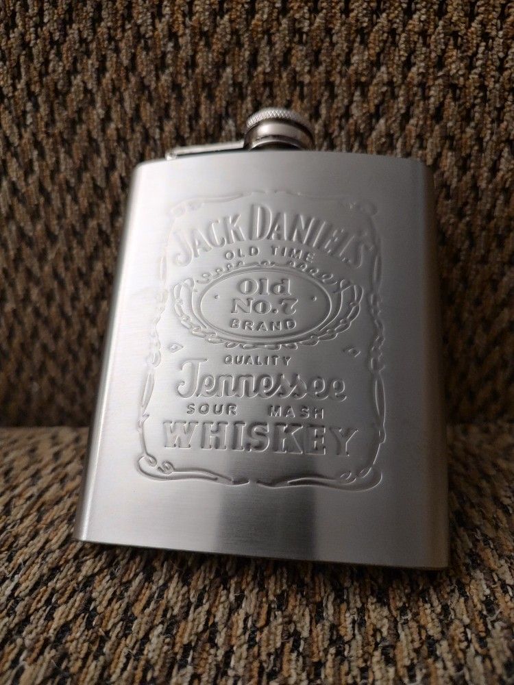 STAINLESS STEEL 7 OZ FLASK. NEW. PICKUP ONLY