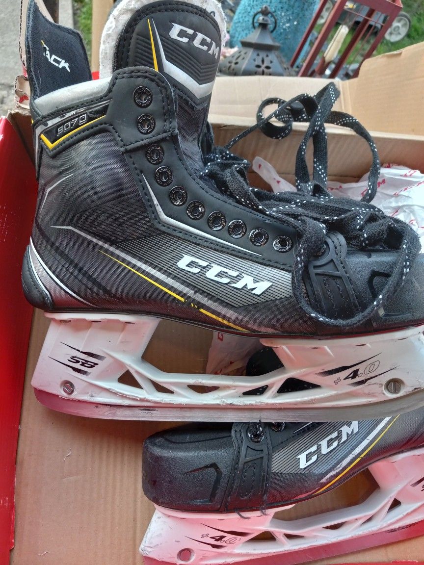 CCM 9070 ICE HOCKEY SKATES SIZE 10