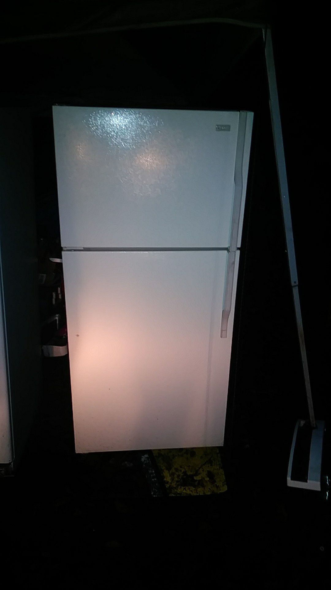 Magic Chef top and bottom apartment size refrigerator freezer