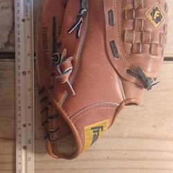 Leather Glove In Very Good Conditions 