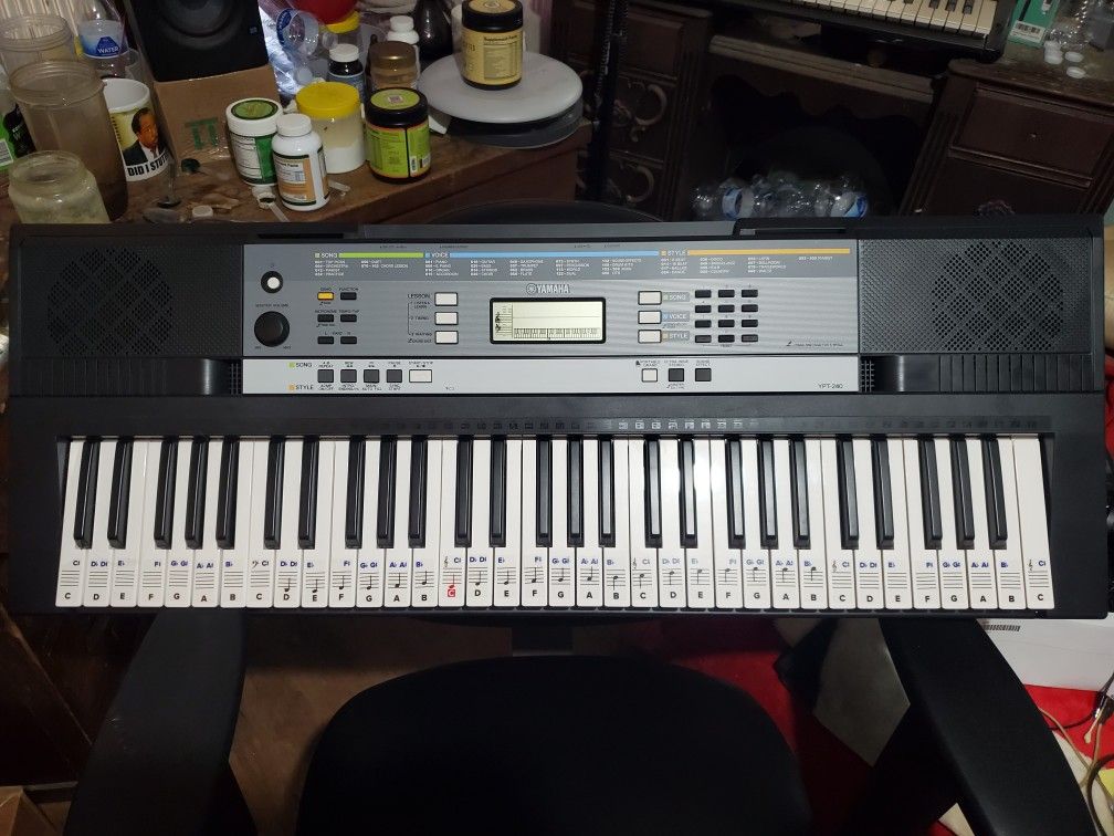 Yamaha YPT240 61-Key Portable Keyboard