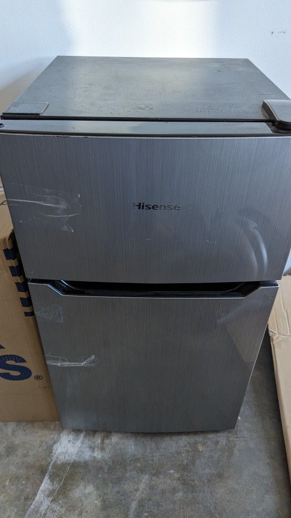 Hisense 3.3 Cu. Ft Mini Fridge/Freezer