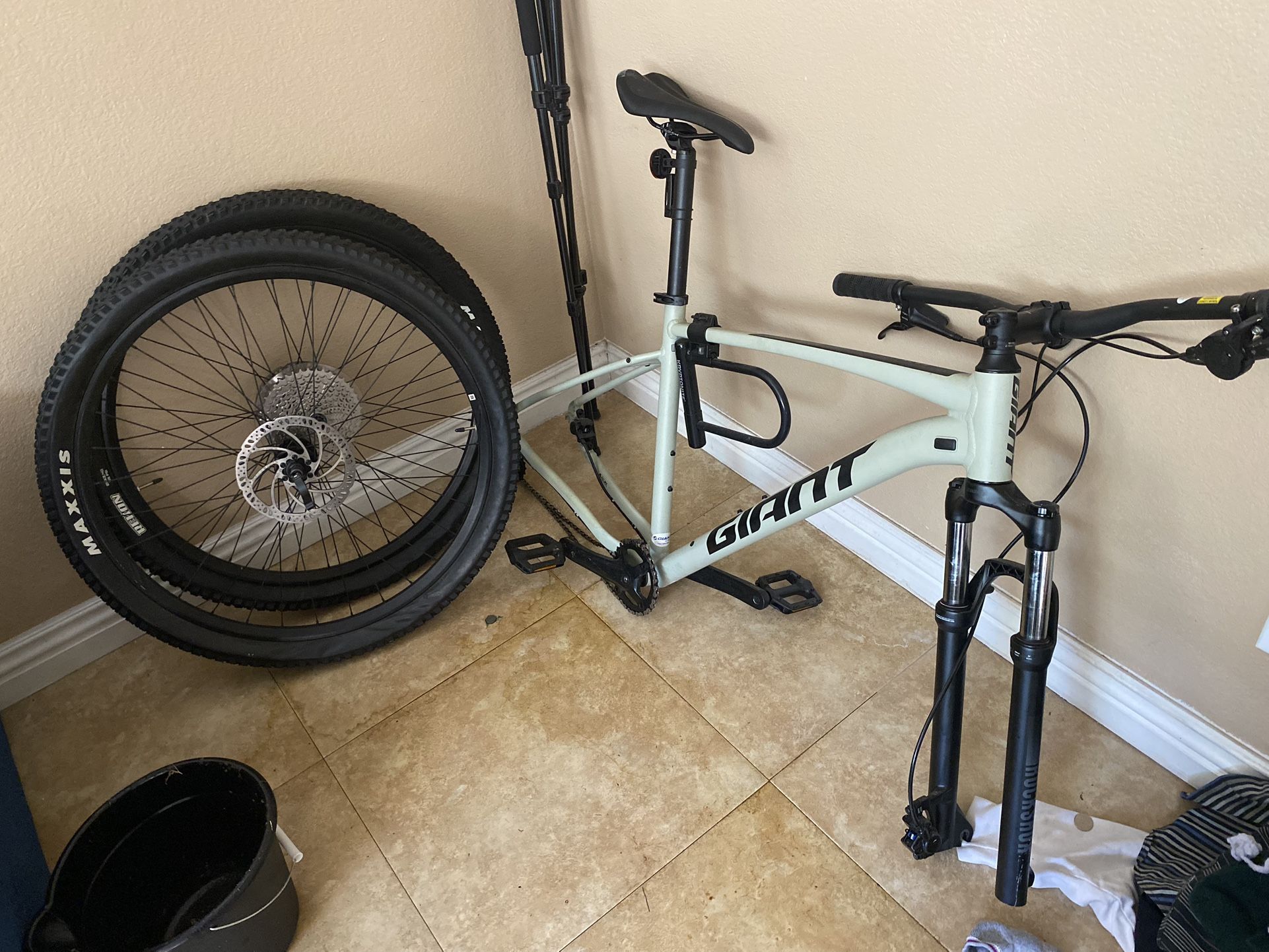 Frame: ALUXX-Grade Aluminum, disc Fork: SXC32-2 RL, air spring, QR, alloy steere... Wheels: Giant GX03V 29 or 27.5, alloy, doubl.. Shifters: Shimano D