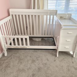 Convertible Crib w/Drawers & Changing Table