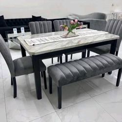 Juego de comedor totalmente nuevo a la venta