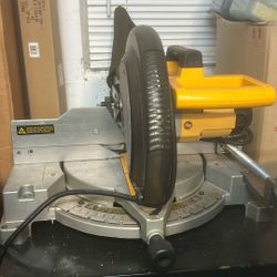 Dewalt saw barely used excellent condition
