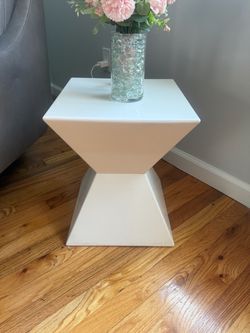 White hourglass geometric pedestal side table