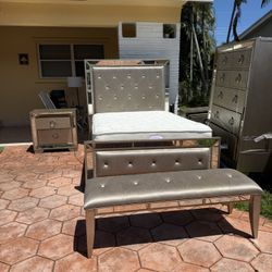 Queen Set Pulaski Furniture farrah 