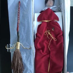 Harry Potter and the Goblet of Fire Gryffindor Seeker 17" 2006 Tonner-with Broom