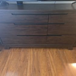 Living Spaces 6 Drawer Dresser