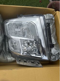 2018 Nissan Titan SV front headlights