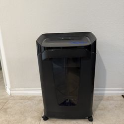 Staples SPL-TXC18A 18-Sheet Cross Cut Commercial Shredder - Black