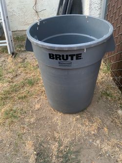 Rubbermaid Brute Commercial Trash Can