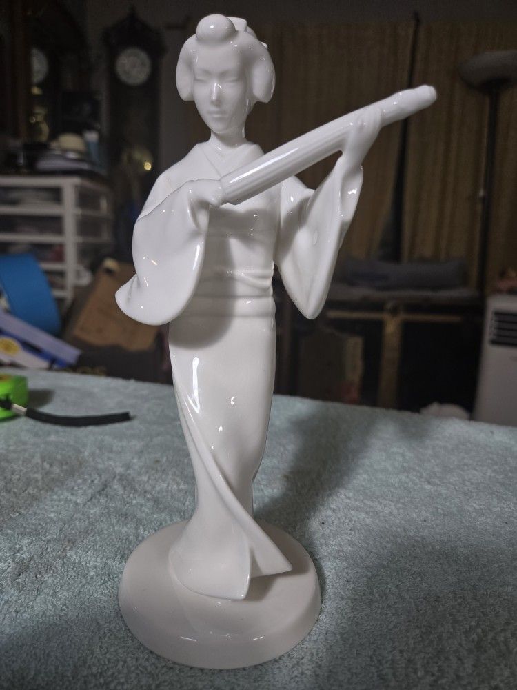 Noritake Bone China Geisha Girl with Umbrella
Excellent Condition-9 1/4 inch high