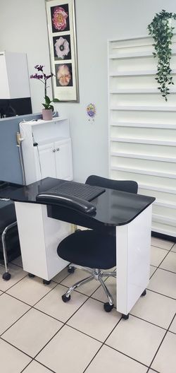 SALON STATION AVAILABLE 