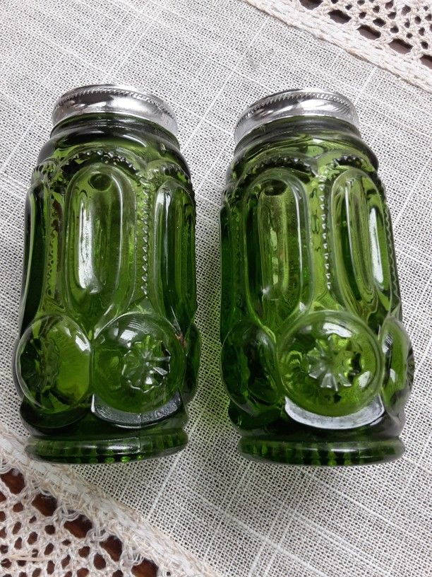 Vintage Pair L E Smith Moon & Stars Green Glass Salt & Pepper Shaker Set Unused Mid Century Modern MCM Kitchen Table