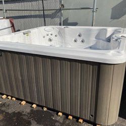 Jacuzzi J235 Hot Tub – Including DELIVERY & WARRANTY