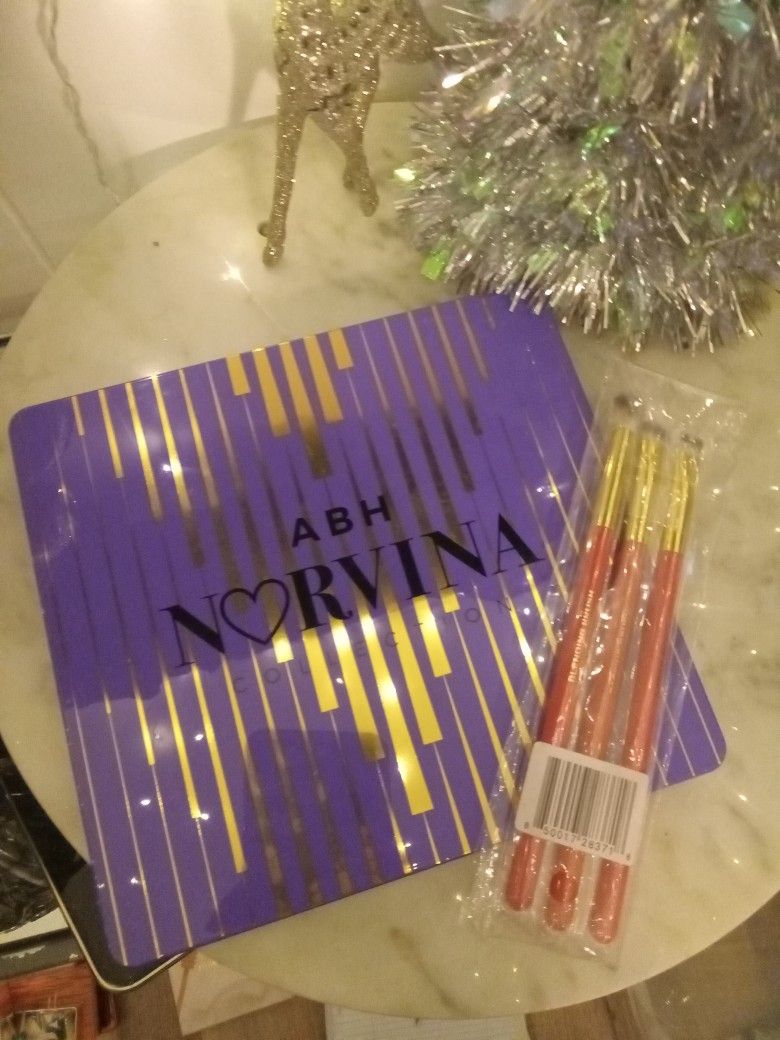 EYESHADOW PALETTE & BRUSHES