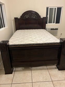 Queen bed / Cama (Queen)