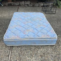Queen Mattress Sealy ULTRA Premium Plus stand- Excellent condition
