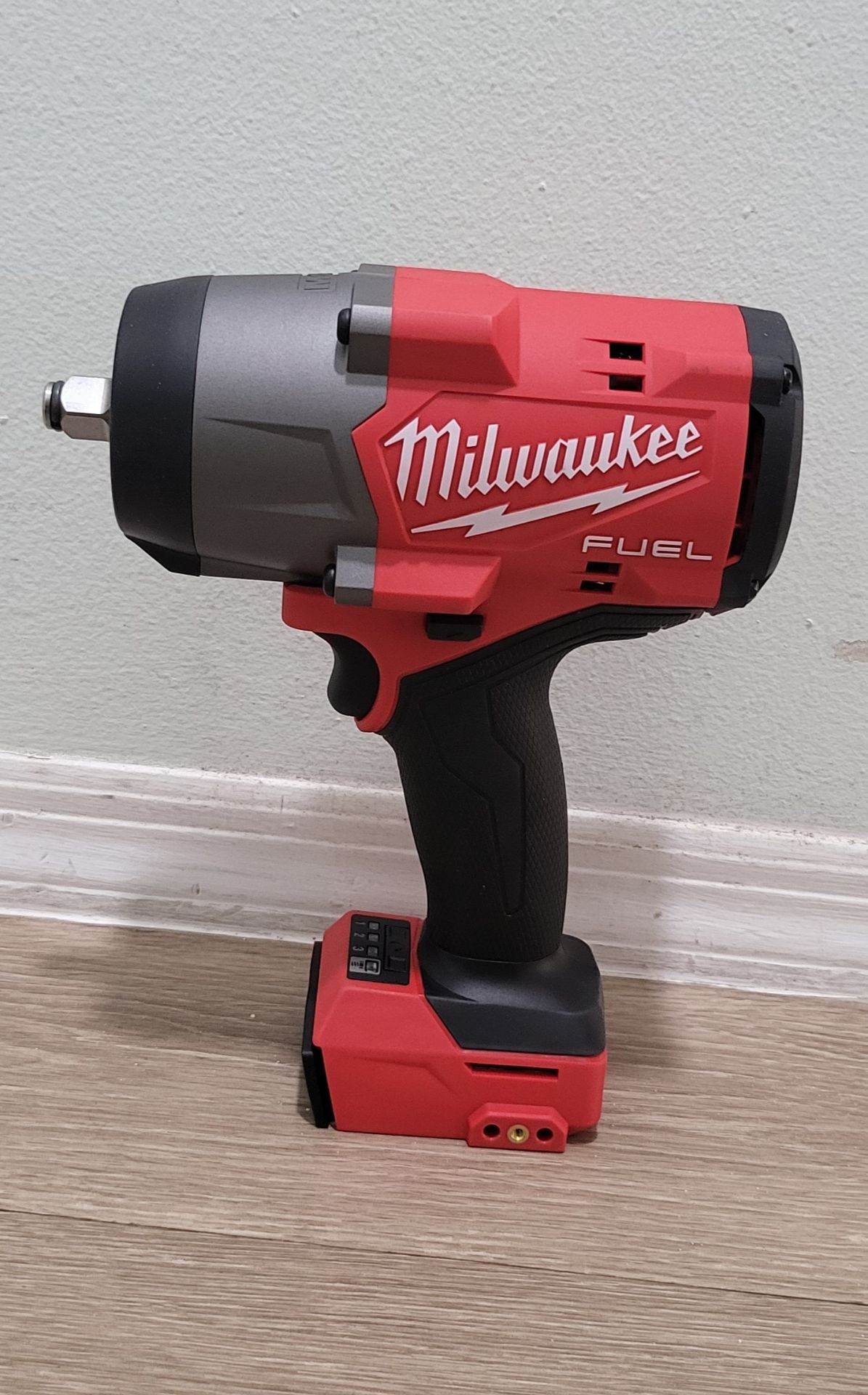 MILWAUKEE M18 FUEL 18V LITHIUM-ION BRUSHLESS CORDLESS 1/2" IMPACT WRENCH WITH FRICTION RING (TOOL ONLY)