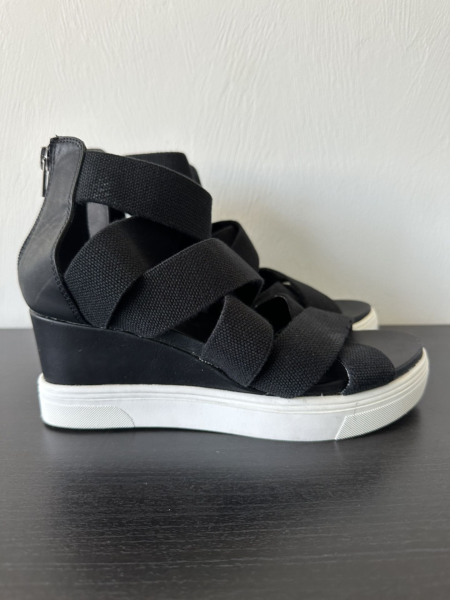 Women’s Wedge Size 7.5