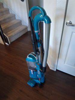 Shark NV350 Navigator Vacuum Cleaner (like new)
