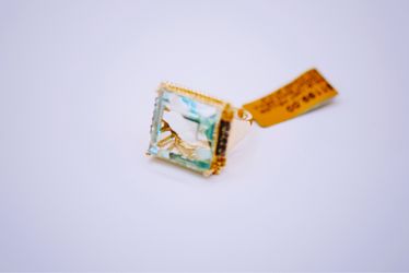 10 K yellow gold solitaire style ring with large glass gem