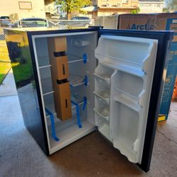 Arctic King 4.4 cu ft Mini Fridge – Brand New – Stainless Steel Look