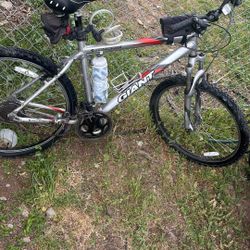 GIANT Boulder SE Mountain Bike