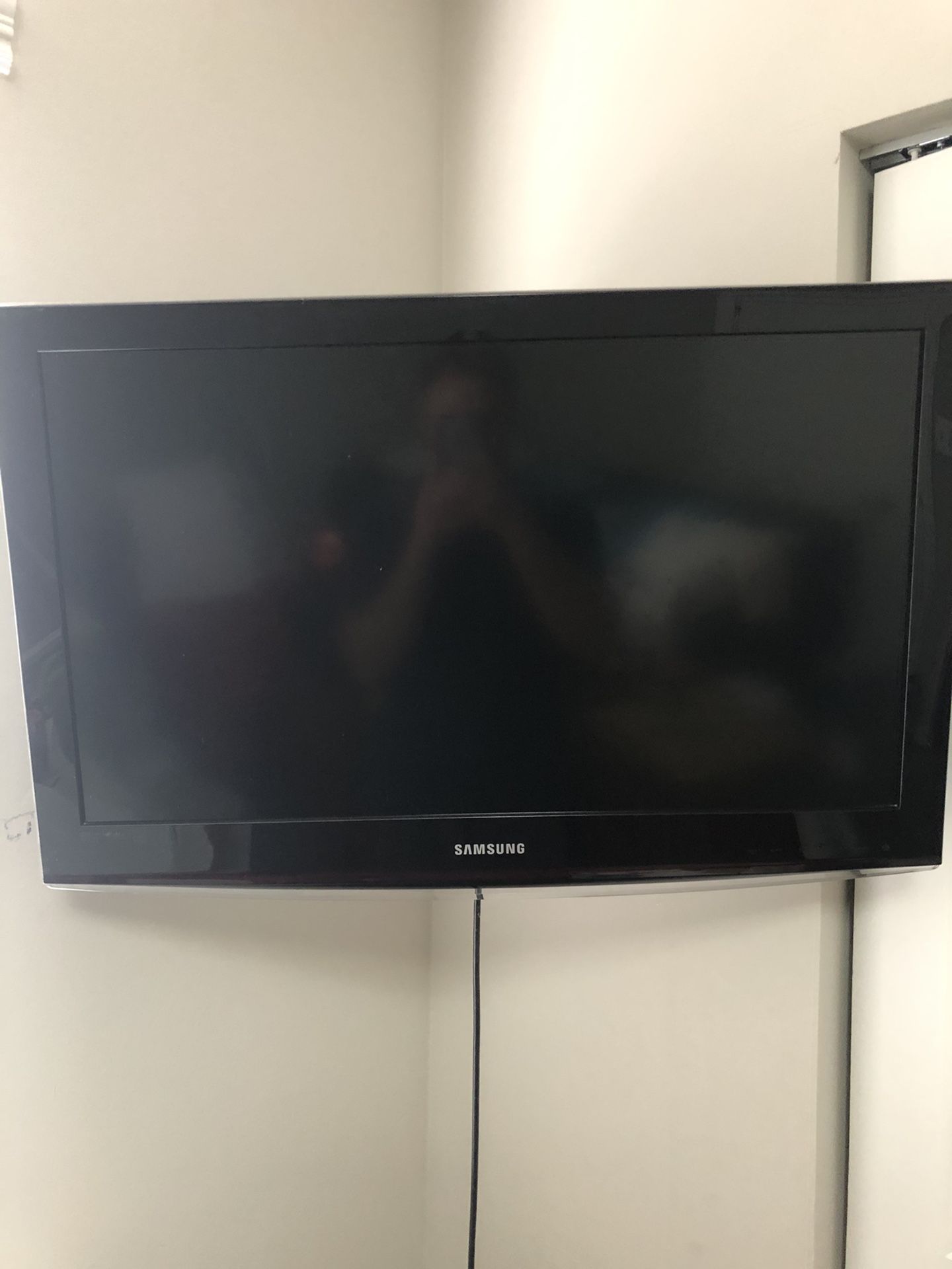 32 inch Samsung tv with wall mount and stand