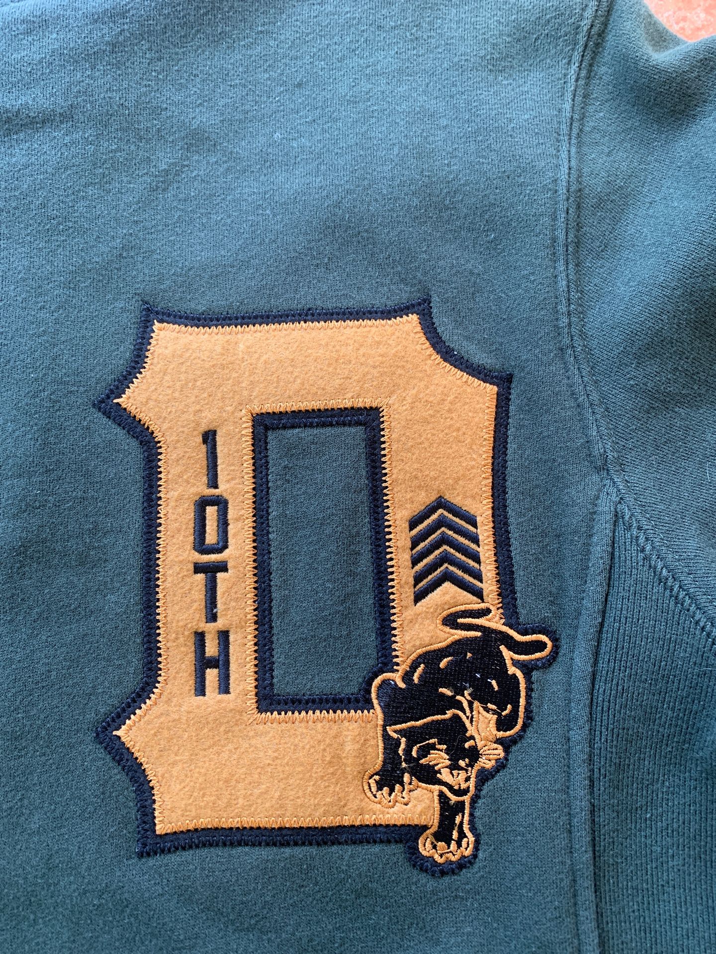 10 deep crewneck sz medium