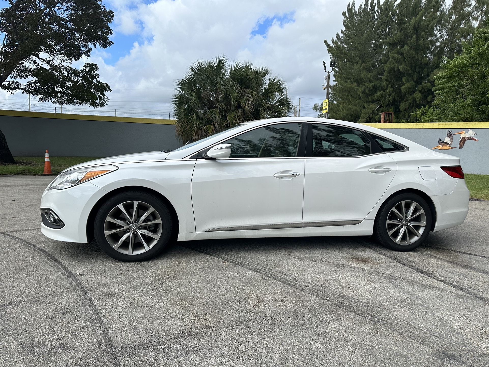 Hyundai Azera! Low Miles! Low Payment! Working? Need A Car? Contact Me ASAP!!!