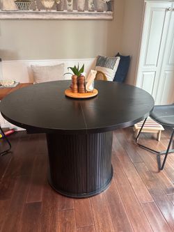 Extendable Oval Black Round Dining Table with Storage Pedestal – Like New