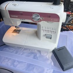 Brother XL-5600 Free Arm Sewing Machine w/ 17 built-in stitches & 46 stitch func