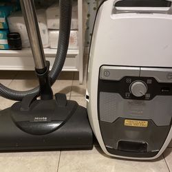 Miele Blizzard CX1 PowerLine Vacuum Cleaner 