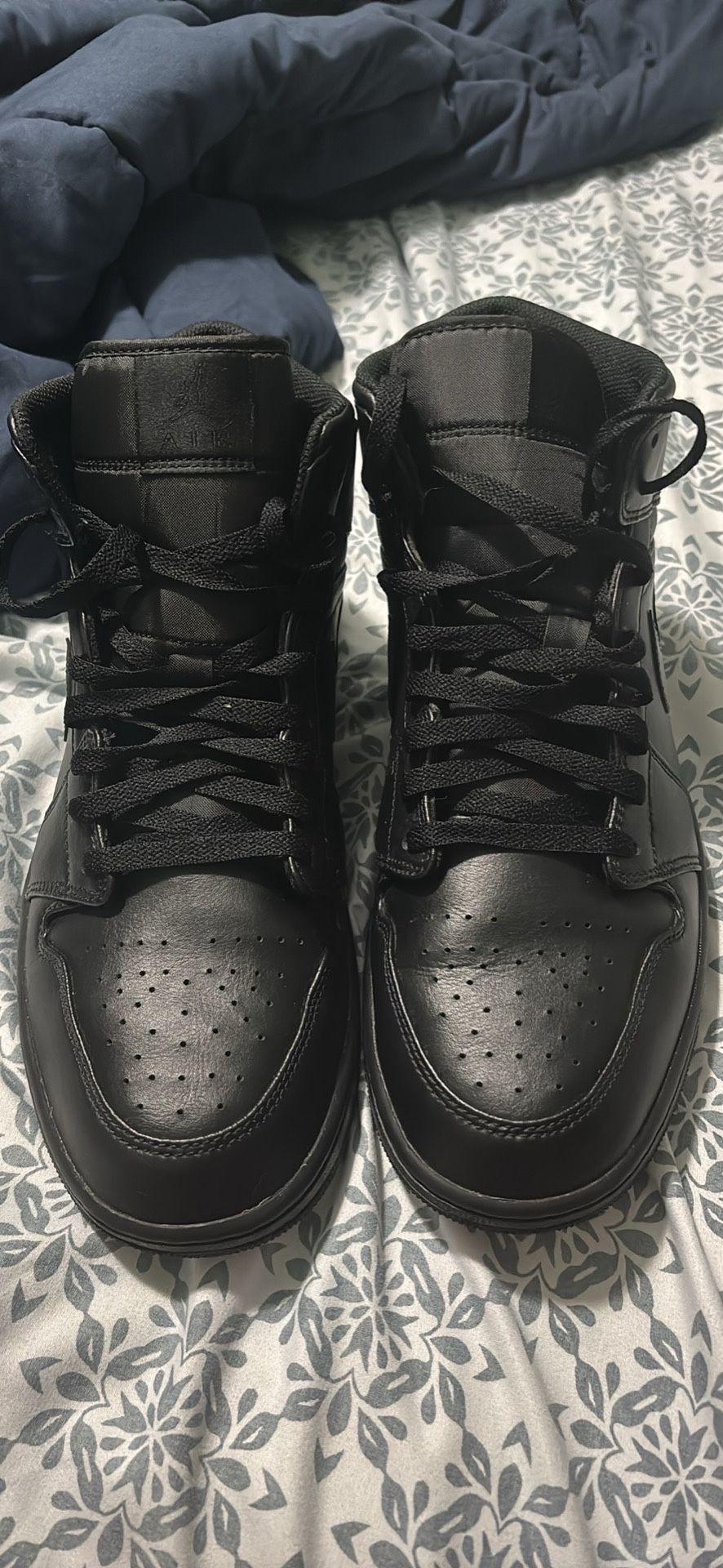 Jordan 1 Mid Triple Black