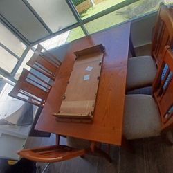 table with 5 chairs can be extended  
