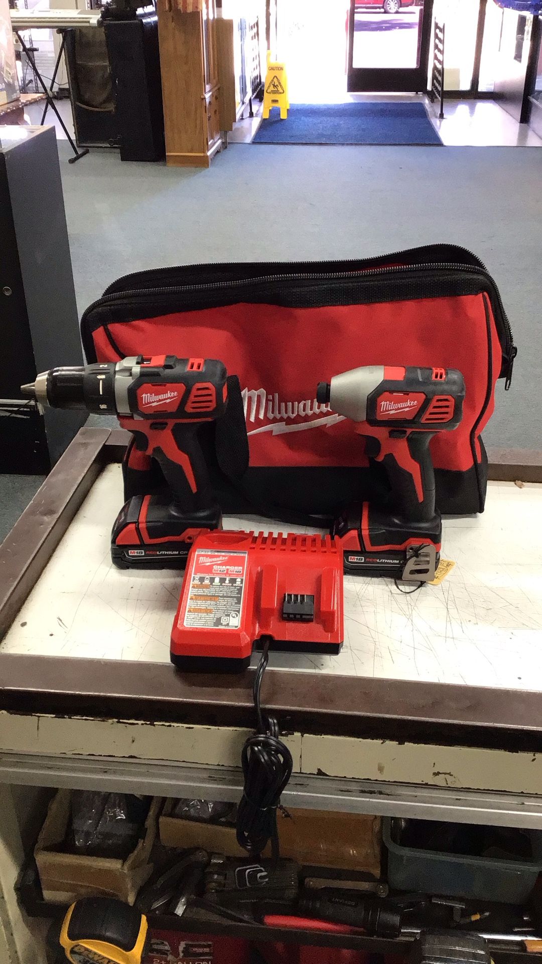 Milwaukee Tool Kit Drill & Impact Driver 2 Batteries, Charger & Case 