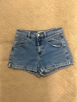 Pacsun Mom Blue Denim Women’s Shorts size 26 Mom jean shorts with a fitted waist and button/Zipper front closure. Clean front seams, 5 pocket, belt l
