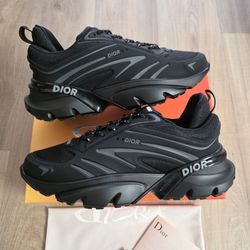 B44 Blade Sneaker
Black Technical Mesh and Black Technical Fabric
Reference: 3SN306ZZY_H981