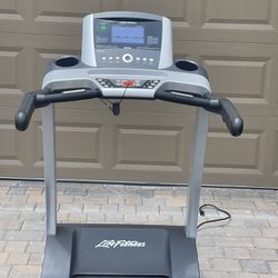 Life Fitness T3 With GO  Console 