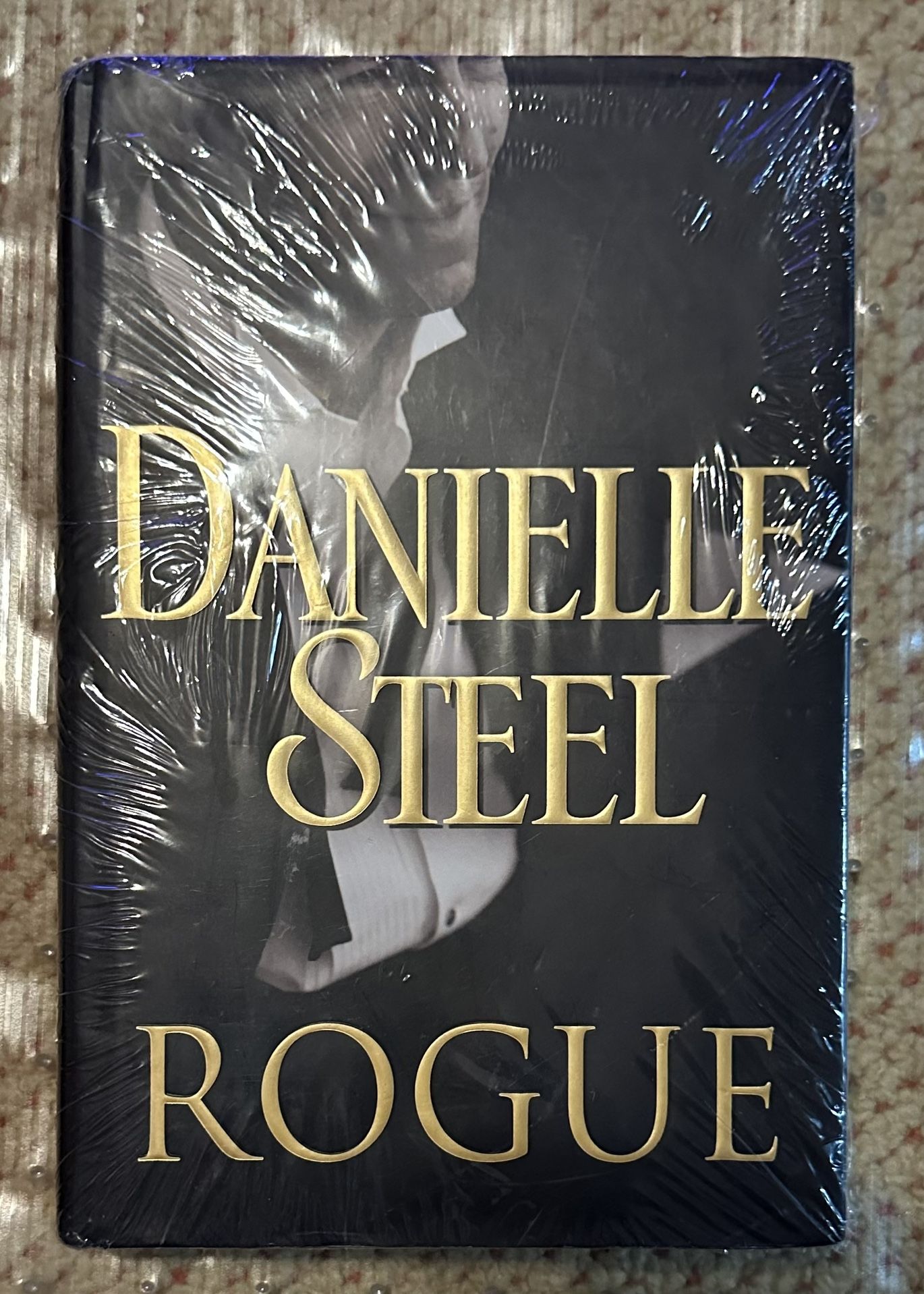 Danielle Steel, Rogue: A Novel