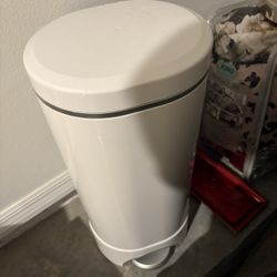 Munchkin® STEP™ Arm & Hammer Diaper Genie 