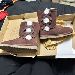 Brand New Ugh Boots Women’s Size Six 