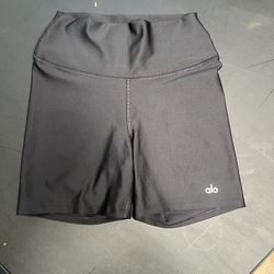 Alo High‑Waist Biker Short (7″ Airbrush/Airlift fabric