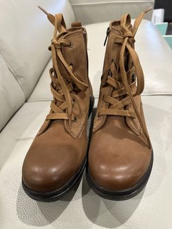 Ugg Waterproof lace up boot Women’s Size 9